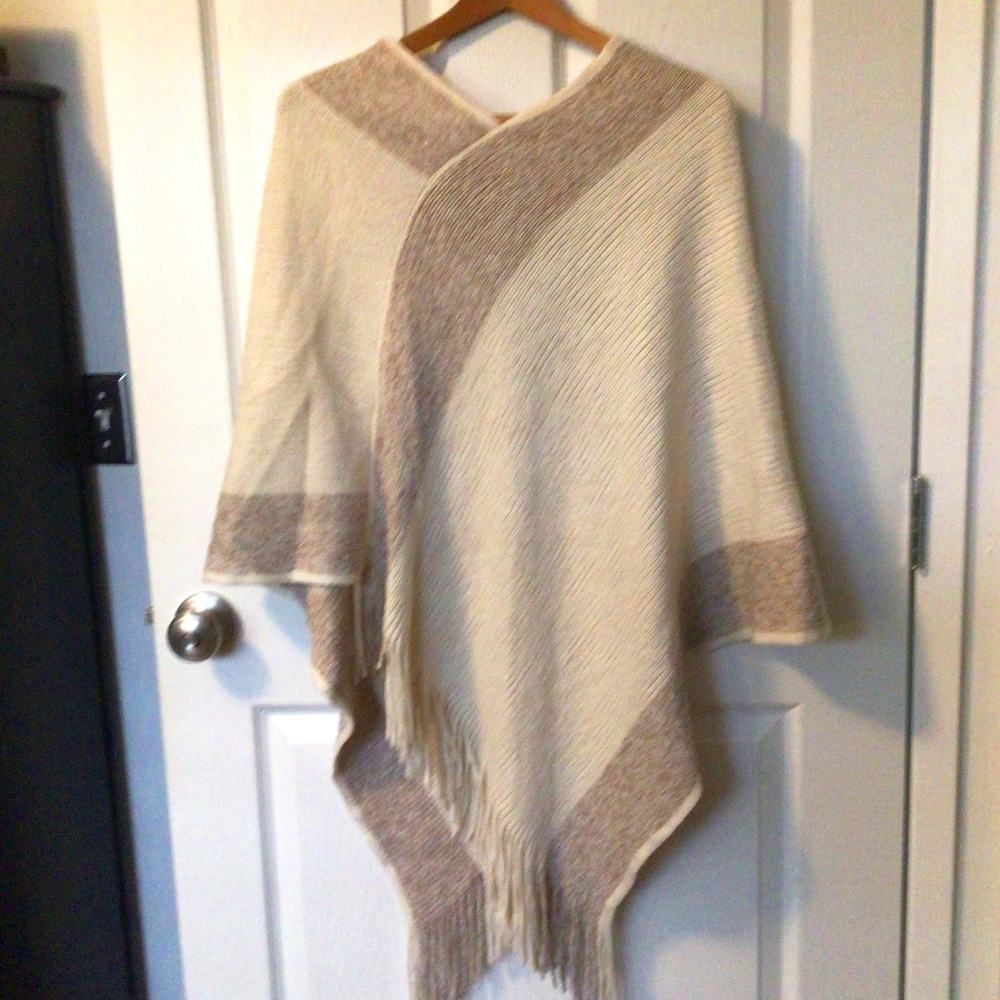 2CHIC Poncho fringe acrylic sweater white with metallic copper detailing